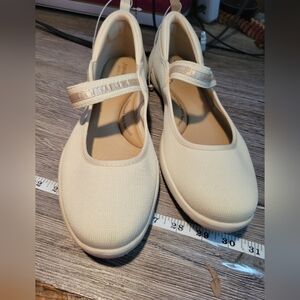 J Sport NWOT Cream Color Mary Janes Womans Size 11